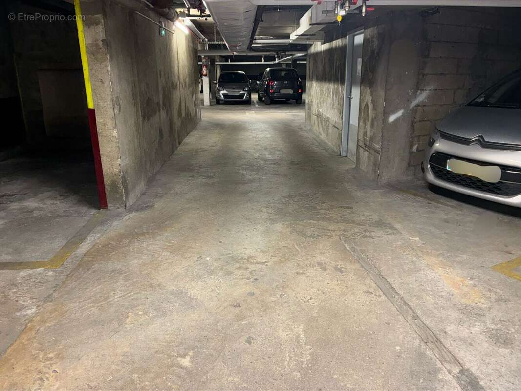 Parking à PARIS-18E