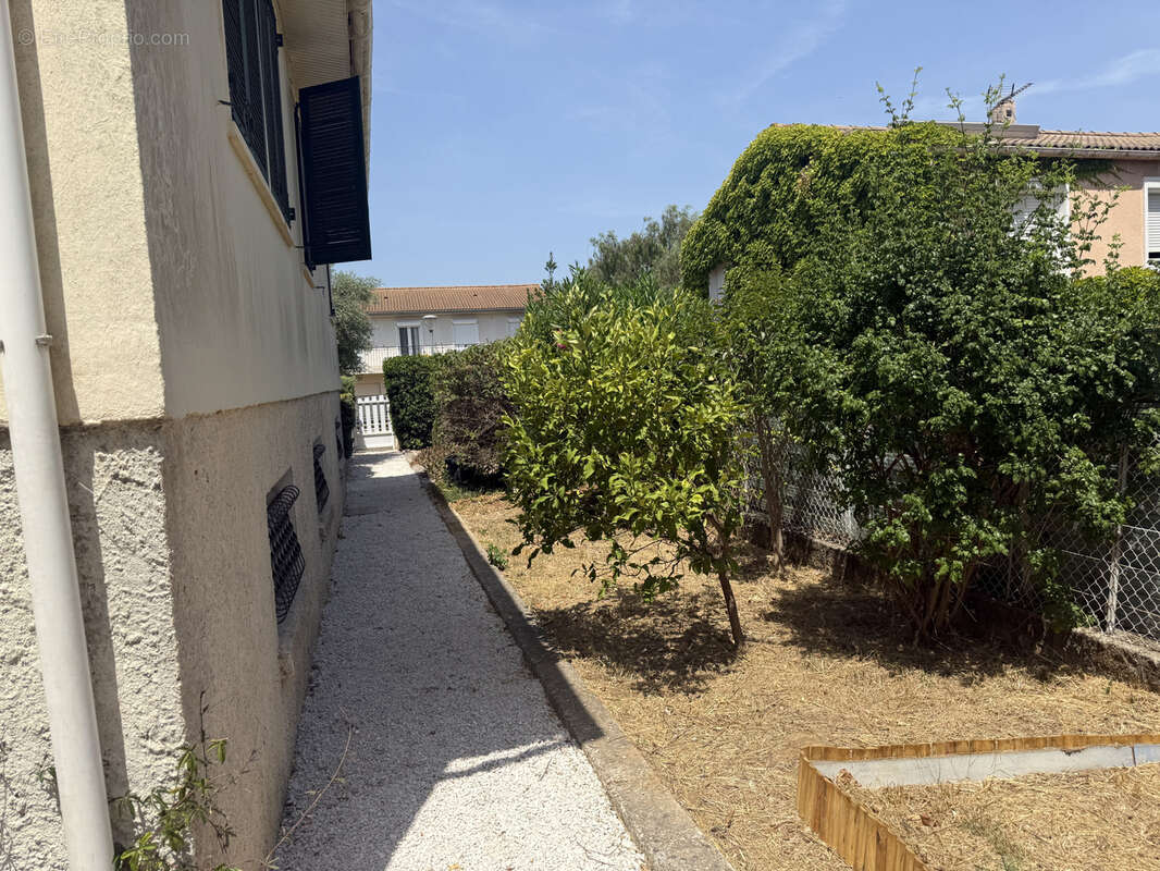 La Seyne sur mer, Quartier sud. Maison T5 de 91 m2 sur 600 m2 de terrain avec garage. - photo 14