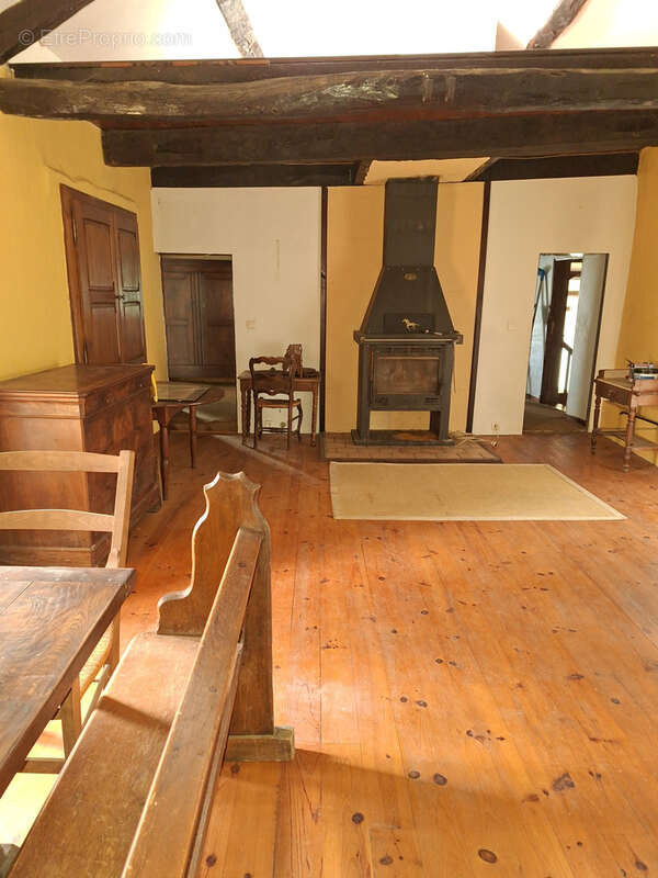 Coup de cœur assuré pour cette propriété de caractère avec grange, écurie et terrain attenant, située dans un - photo 18
