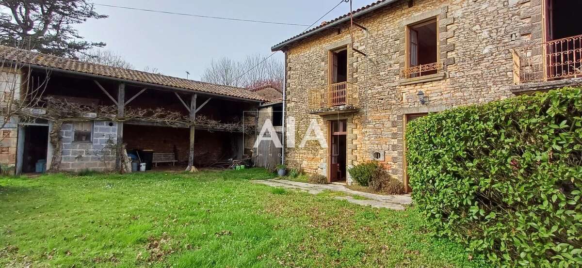 Maison à LES ADJOTS