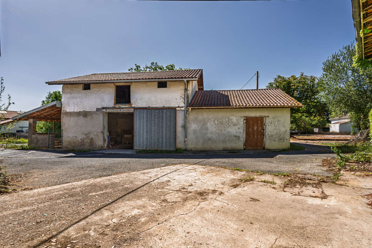Grange à réhabiliter sur un terrain de 934m2 - photo 3