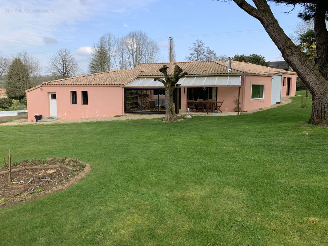 Maison à LES HERBIERS