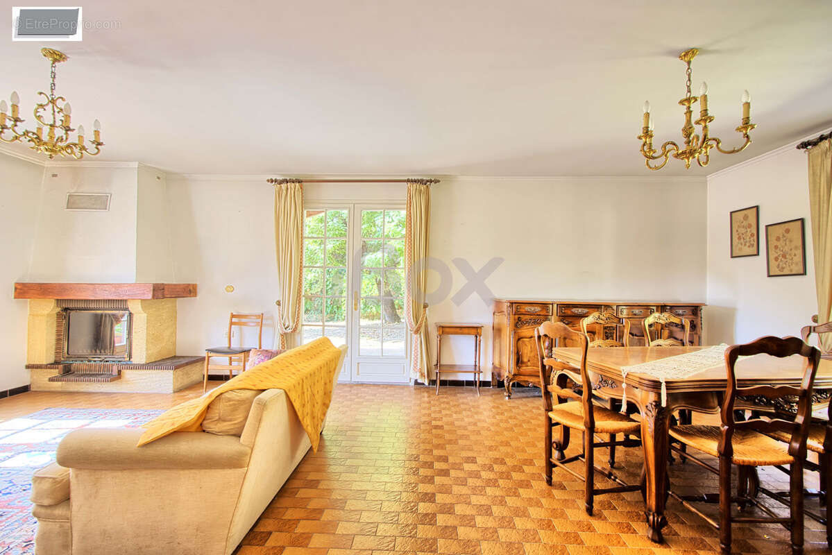 Le Revest les Eaux, grande maison de 160m2 sur 2211m2 de terrain - photo 8