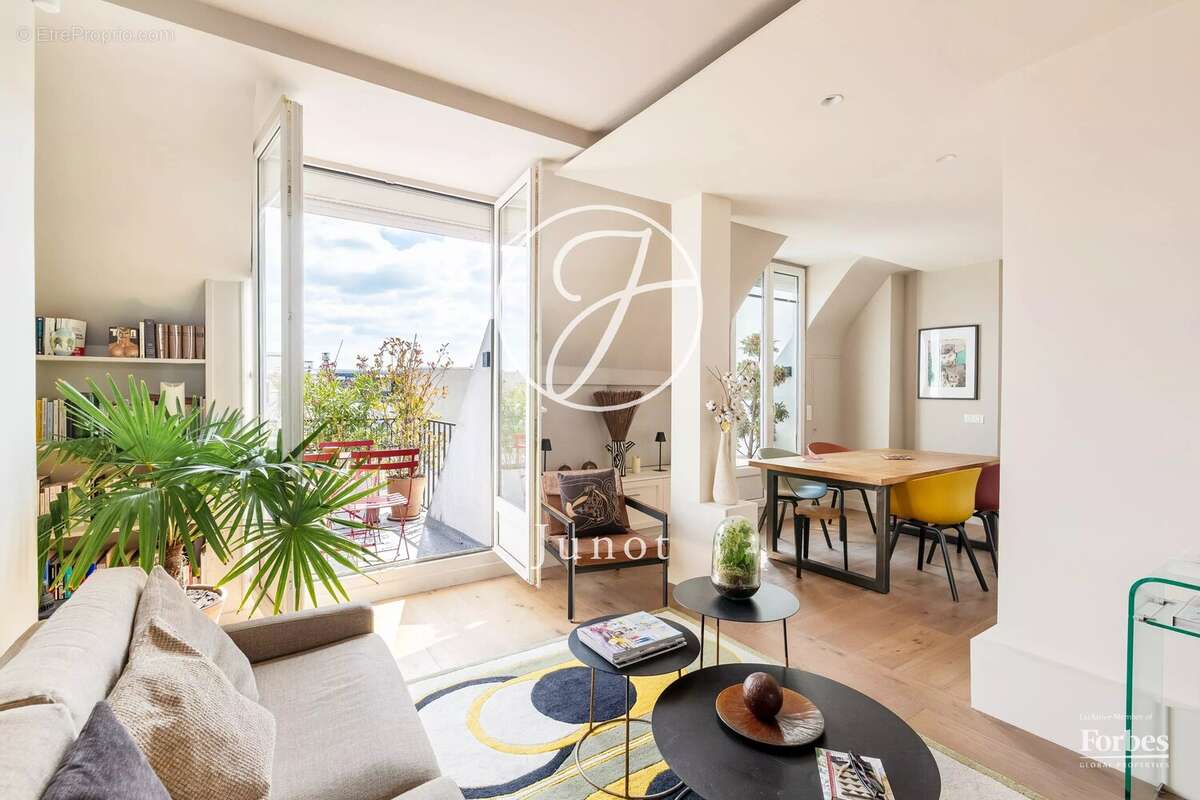 Paris 18e - MONTMARTRE / JARDINS DU SACRÉ-CŒUR -  Grand 2 pièces - 58,09m² Carrez - 60,25m² au sol - Terrasses - Vues dégagées - photo 6