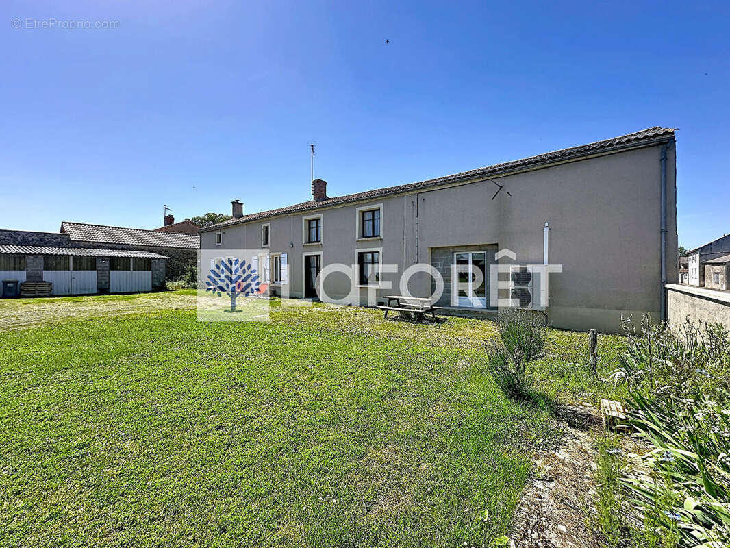 Maison ancienne rénovée sur la commune de DOUX : - photo 8