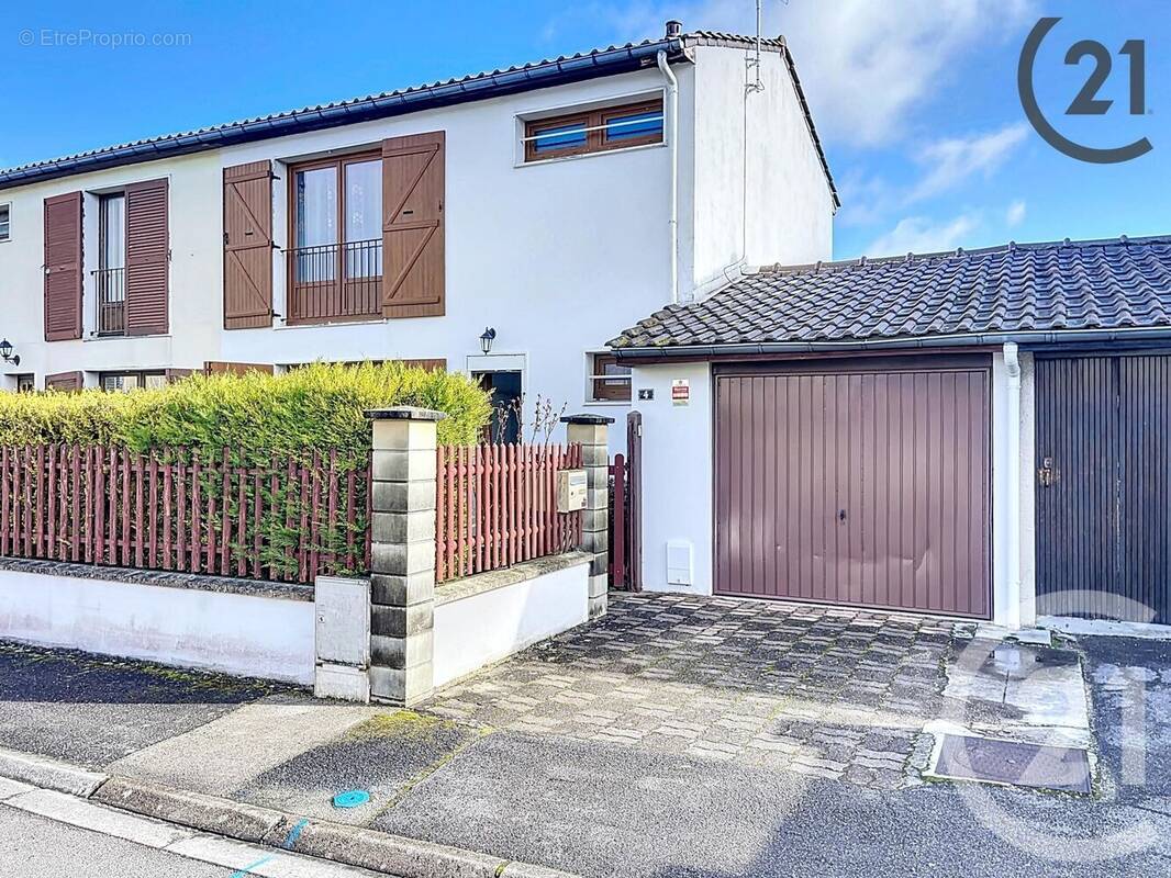 Maison à LA CHAPELLE-SAINT-LUC