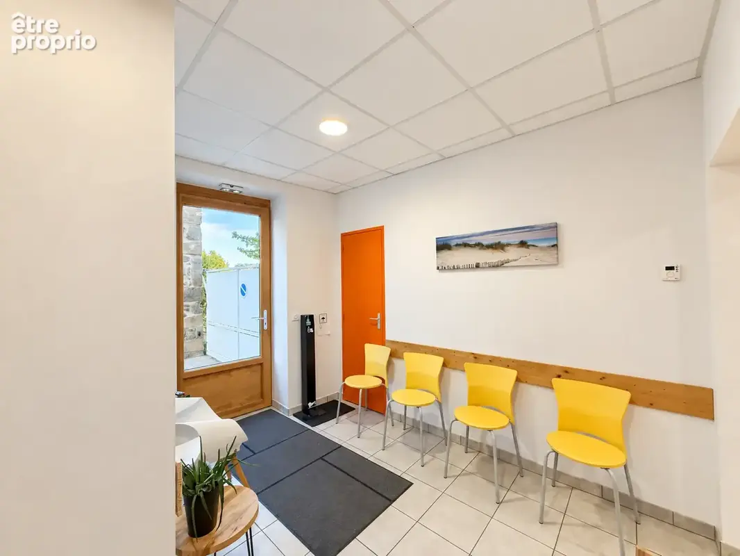 Immeuble entièrement rénové - Centre MACLAS - locaux professionnels + 2 grand appartements avec annexes et ext - photo 17