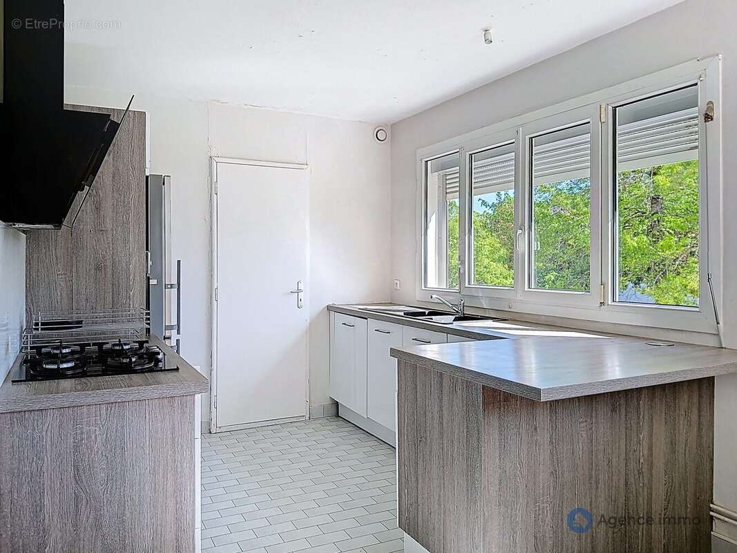 cuisine aménagée et equipée - Appartement à TOURS