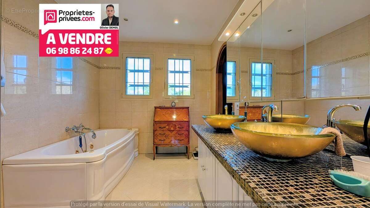Vaste propriete en deux habitations et nombreuses dependances ! - photo 10
