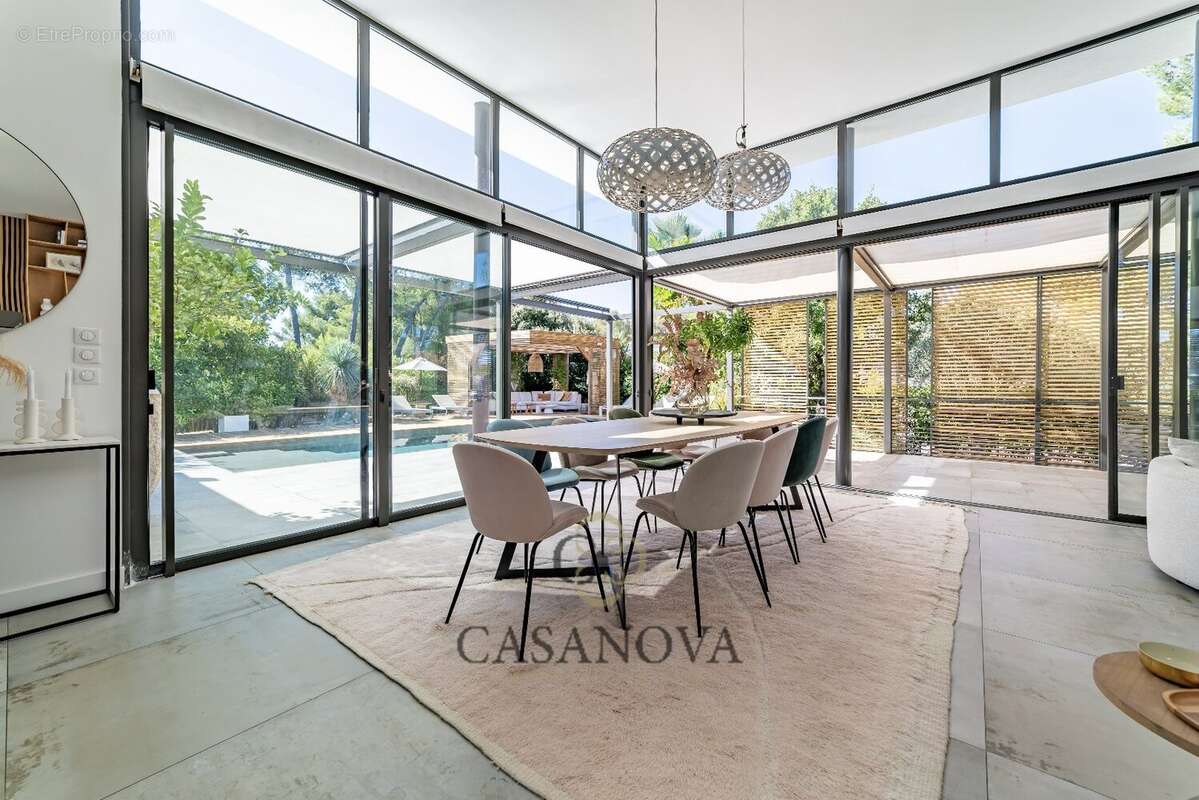 Maison à SAINT-CLEMENT-DE-RIVIERE