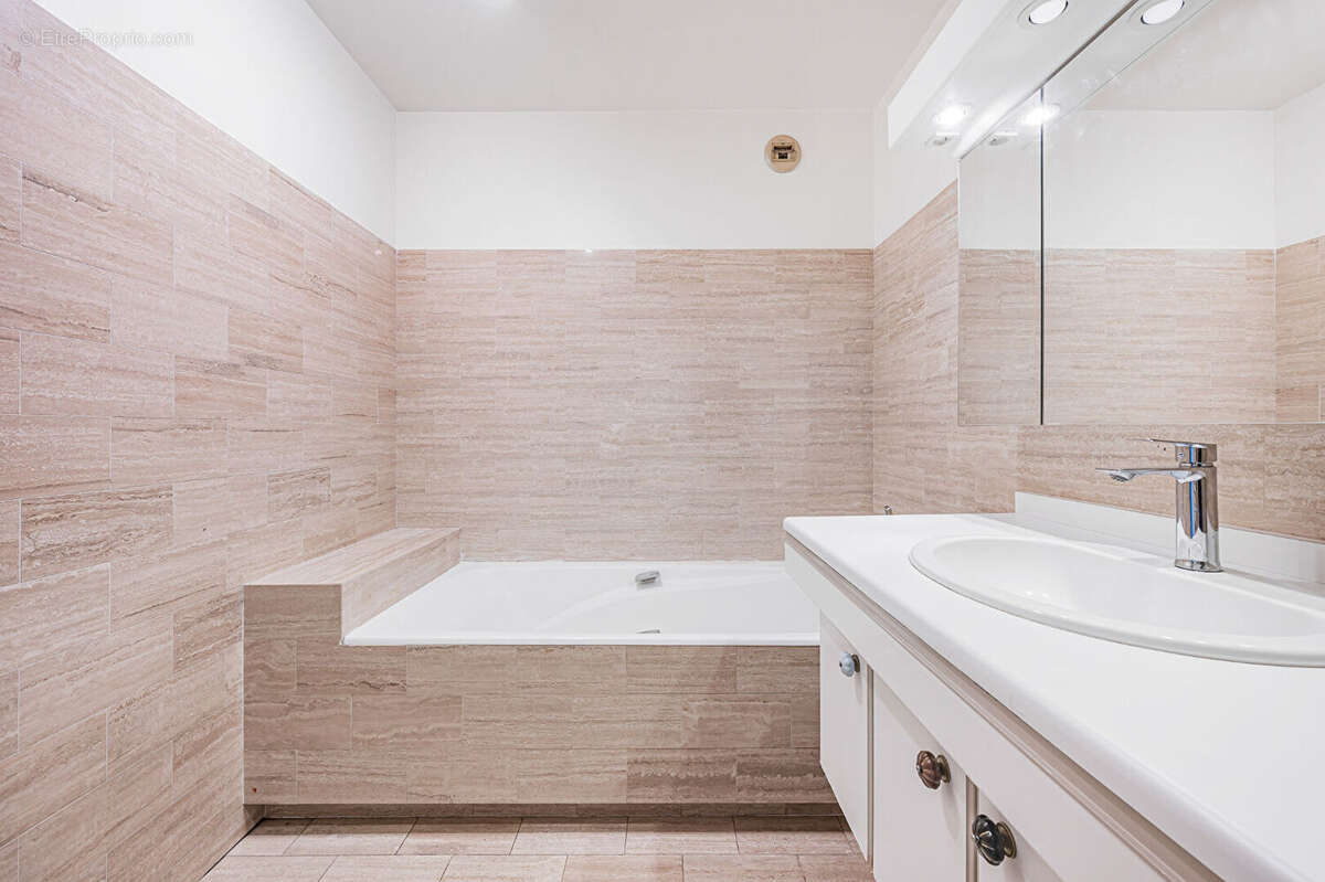 Appartement à PARIS-14E