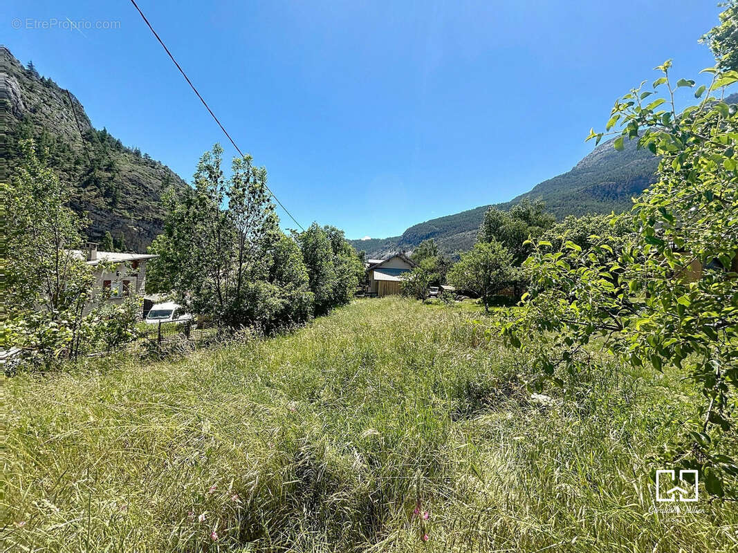 Terrain à SAINT-MARTIN-DE-QUEYRIERES