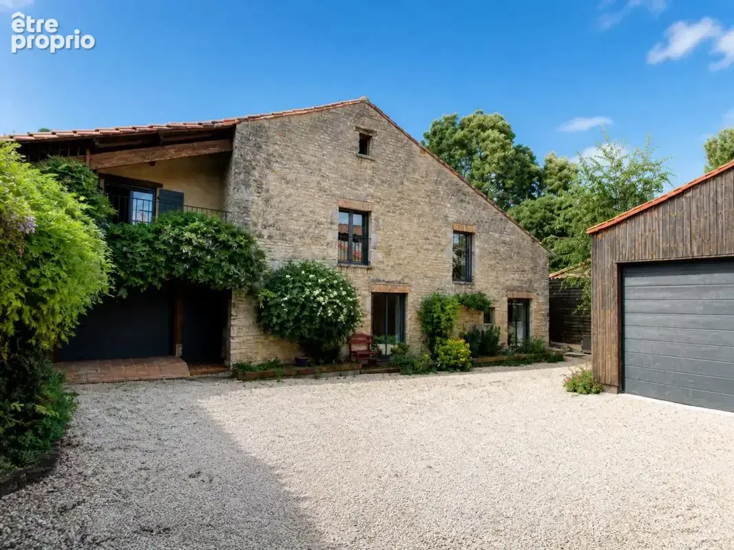 Maison 4 chambres de 212 m² à Saint-Fraigne - photo 3