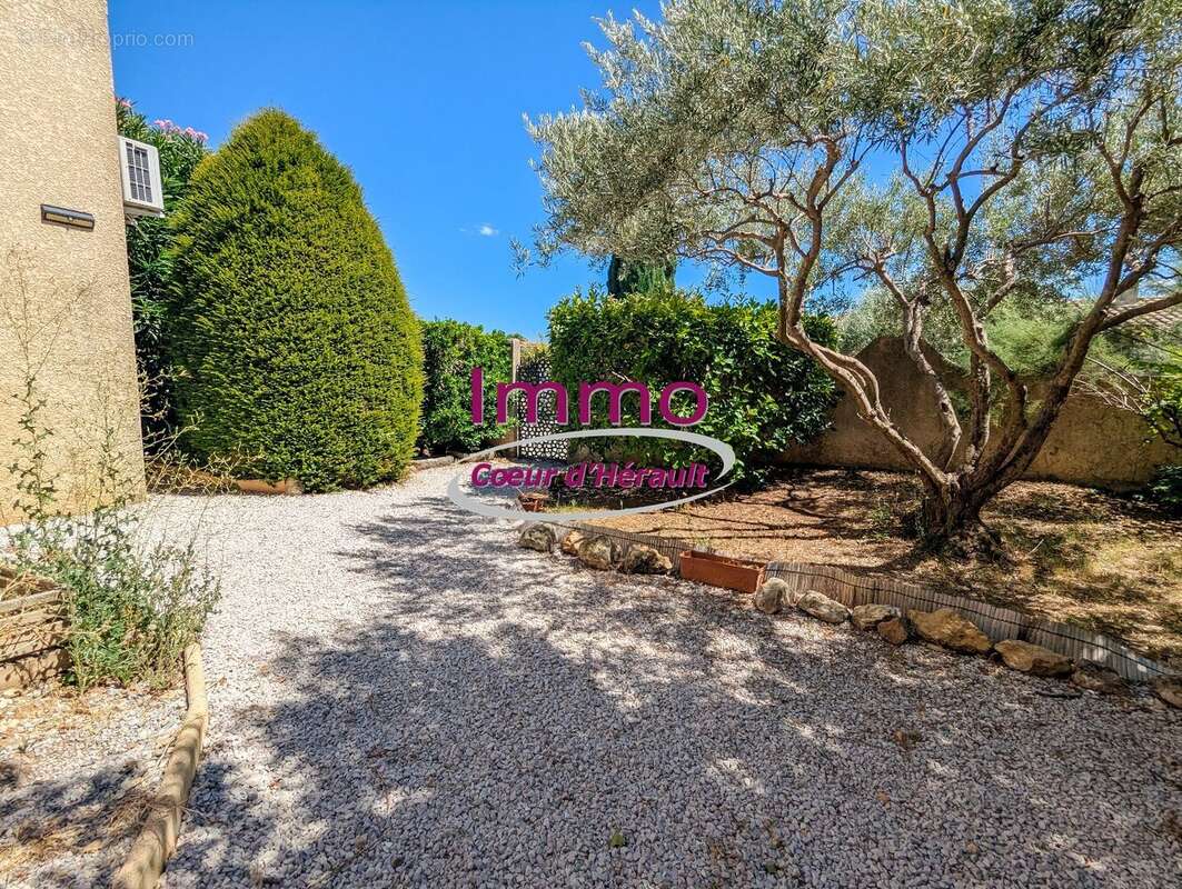 Grande villa avec piscine et dépendance - photo 3