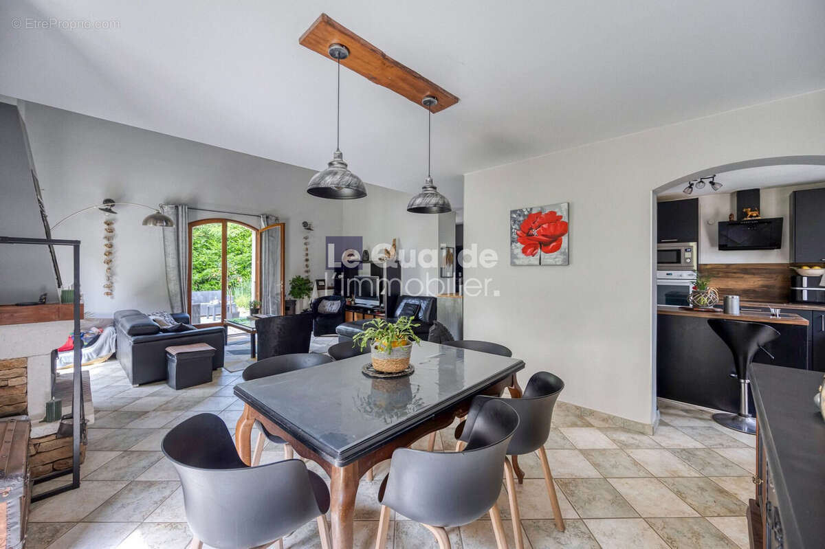 Maison à CHARNECLES