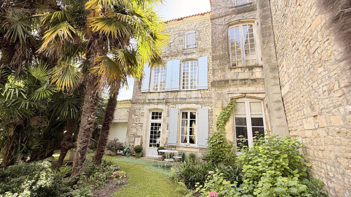 Maison à SAINT-JEAN-D'ANGELY