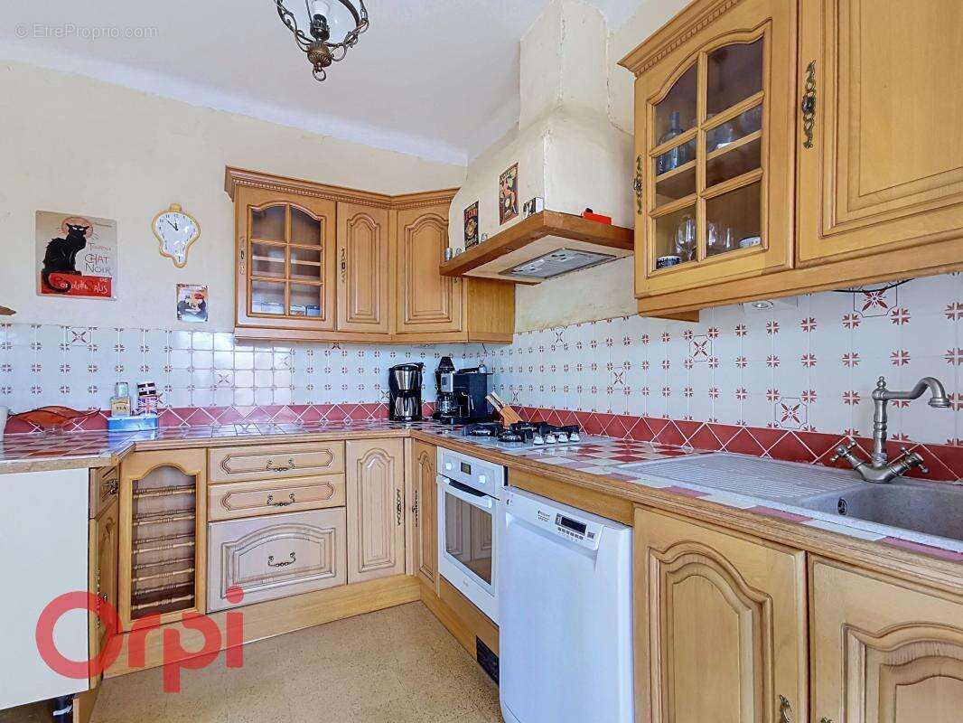 Maison de ville à vendre à deux pas du centre village divisée en 2 appartements - photo 3