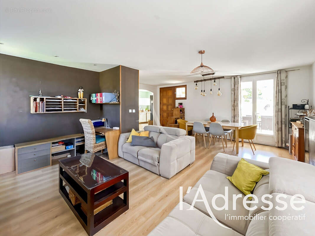 Appartement à CEYRESTE