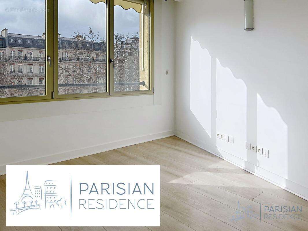 Commerce à PARIS-8E