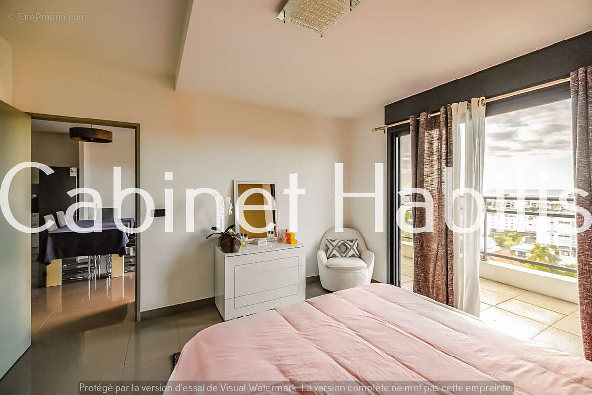A vendre - un appartements de type t3 d'environ 71.03 m2 - sainte clotilde - 281 500 € - photo 8