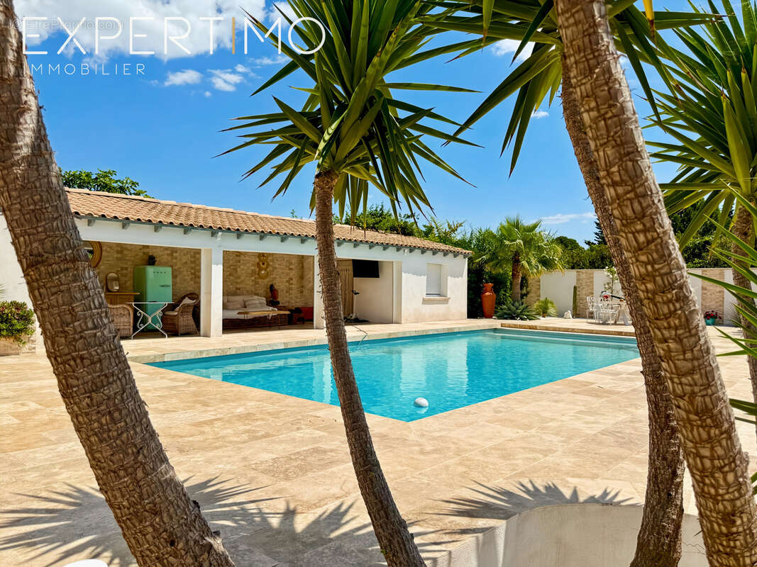 Propriété de 457 m2 + Piscine avec Pool House + 4 garages sur 5500 m2. - photo 28