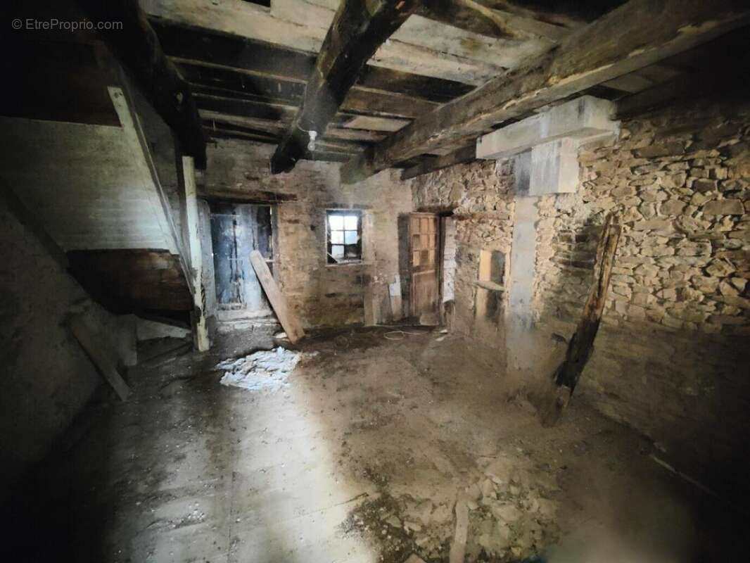 Charmante maison en pierres a renover avec dependances - photo 6