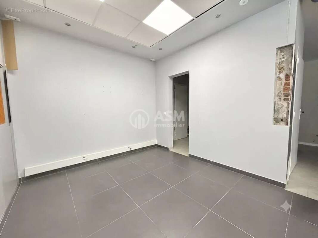 A VENDRE - Local Commercial Touche Activités avec Extraction – 140m2 - COURBEVOIE BECON ( limite île de la Jatte) - photo 5