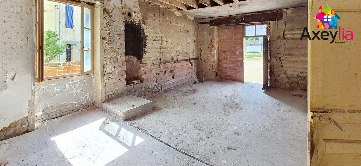 A vendre - secteur melay - maison de village avec terrain a restaurer - photo 3