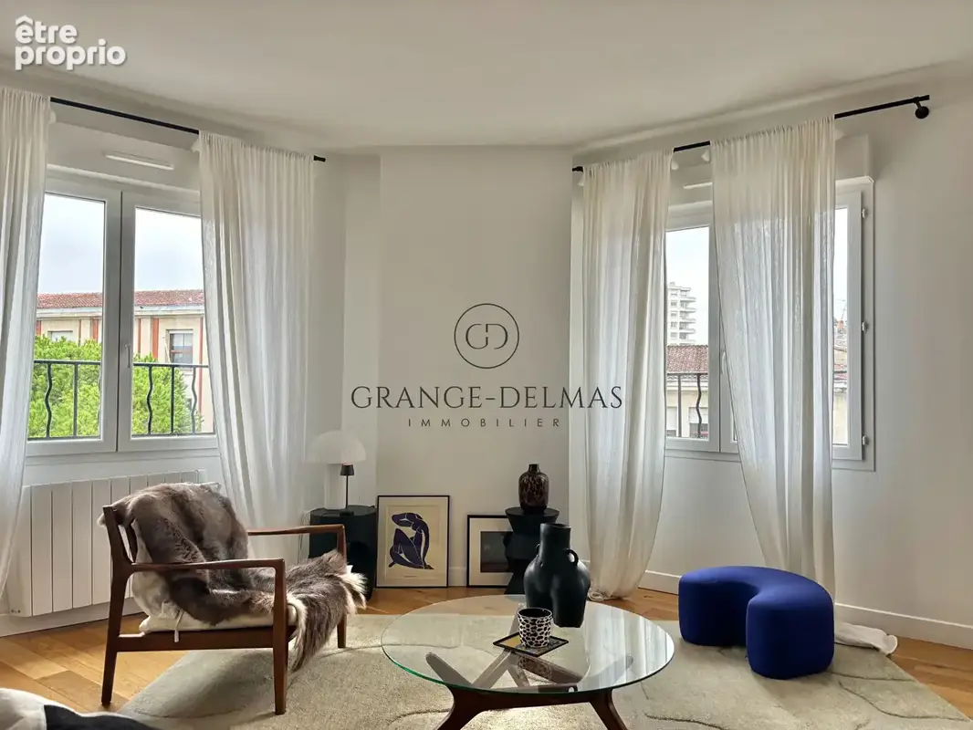 Appartement immeuble pierre avec 2 chambres, dernier étage, double exposition - SAINT SEURIN - photo 2