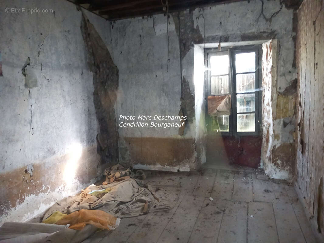 Pour les amateurs d'histoire :  maison datée 1694 et grange, à rénover complètement, gros potentiel, avec 5561 - photo 10