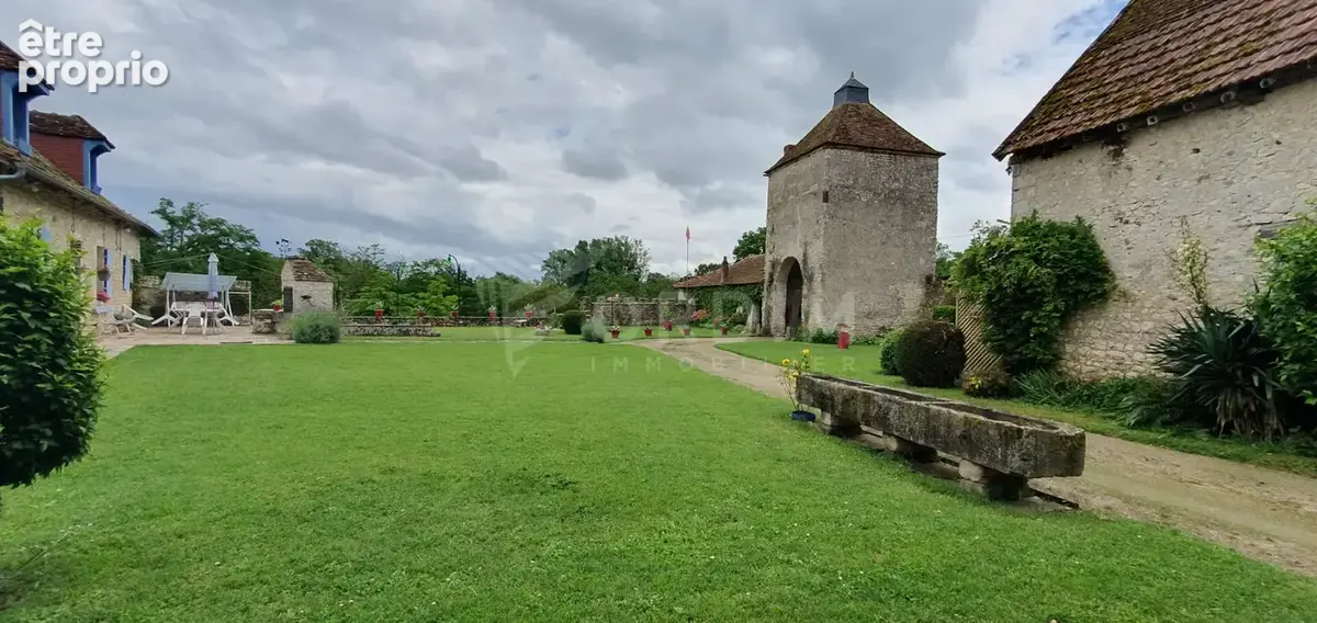 Authentique propriété en pierre avec cour intérieure, grange, colombier et vue sur le canal - photo 3