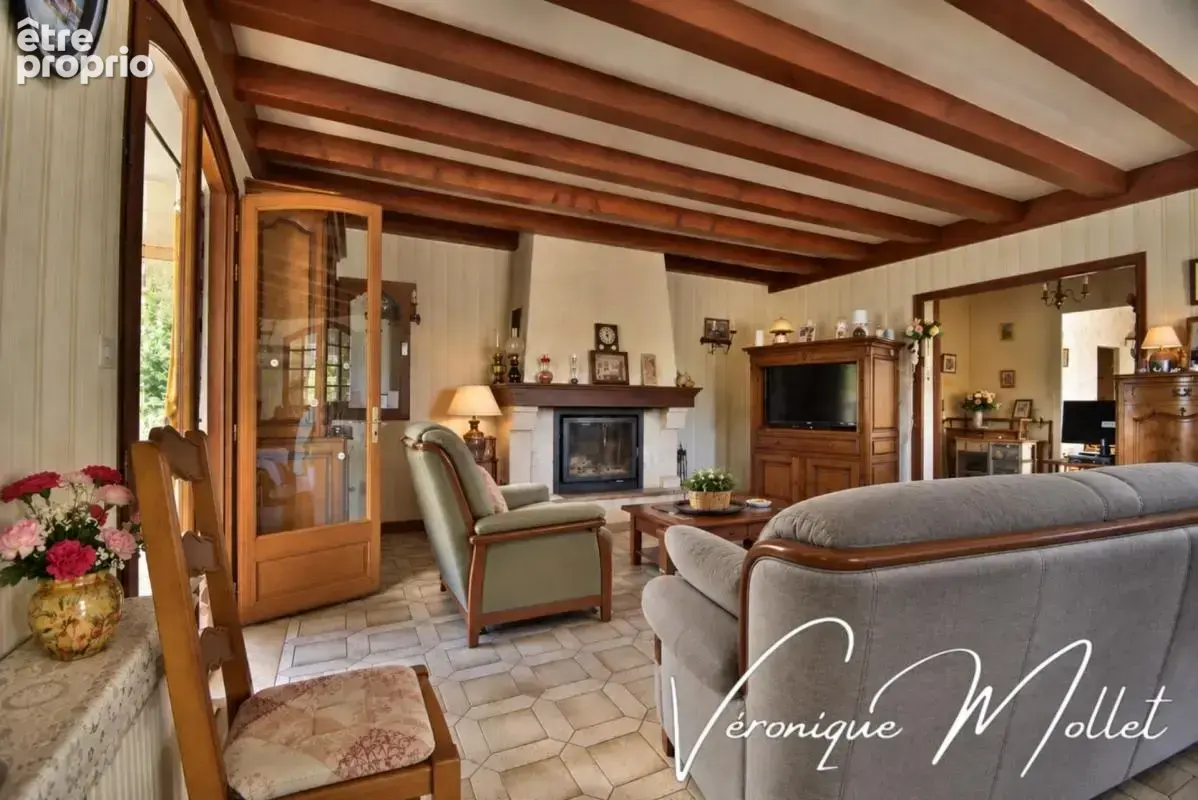 Villa traditionnelle sur plus de 6 000 m² – vaste dépendance aux multiples possibilités - photo 3