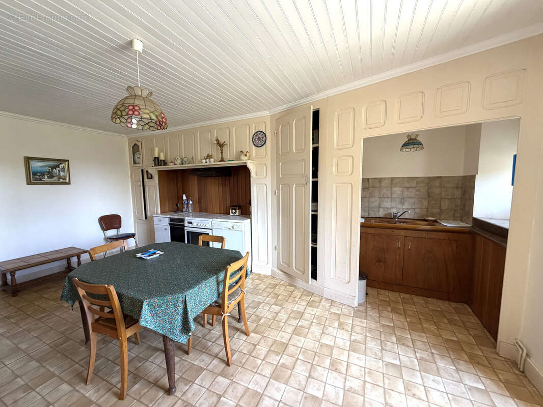 Saint-Saturnin   Jolie maison avec garages, grange et écurie sur des terrains de 1 623 m2 - photo 3