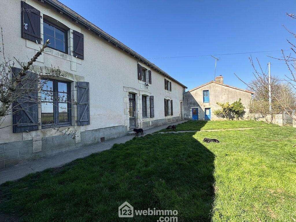 150 m2 habitables, avec vie de plain-pied : - Maison à LA PUYE