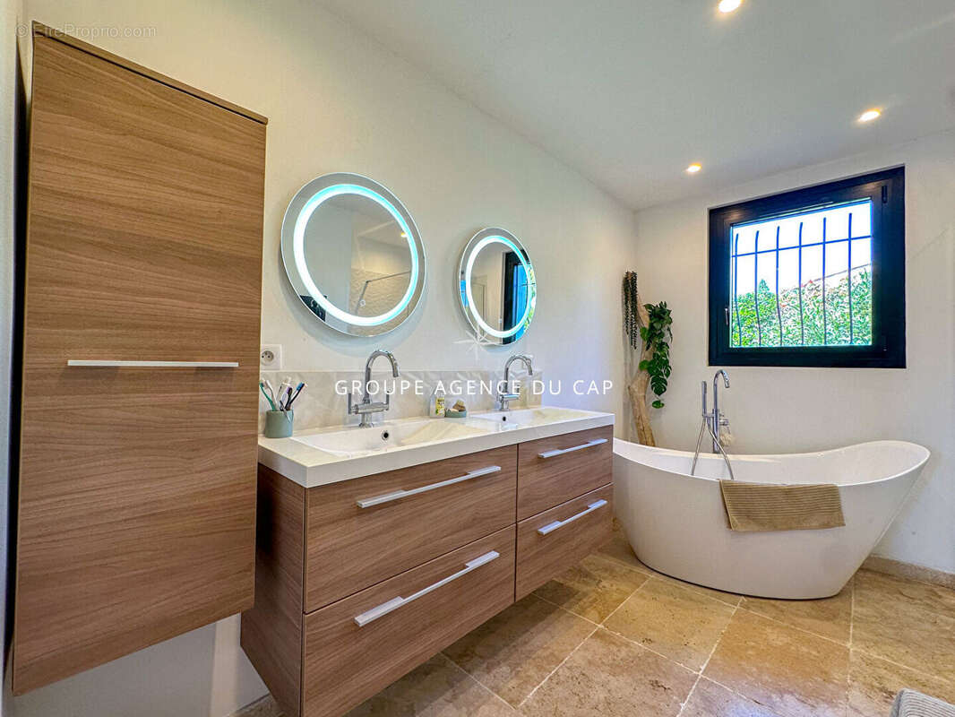 A vendre villa de charme 4 chambres terrain plat piscine parking proche mer aux issambres - photo 11