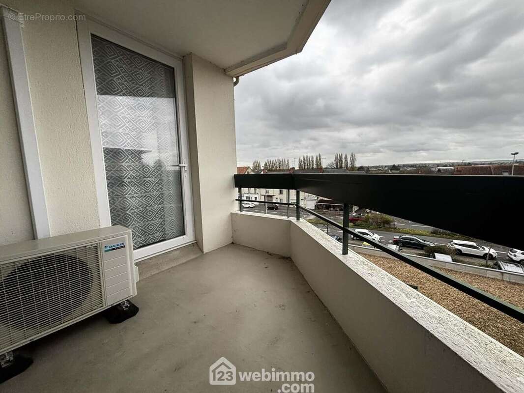 Ces deux pièces bénéficient chacune d&#039;un accès... - Appartement à CHATELLERAULT