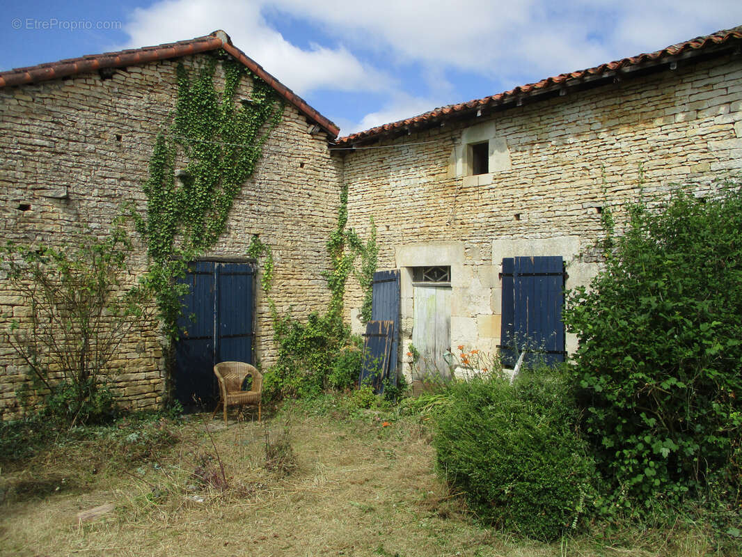 Ensemble immobilier de deux maisons. - photo 57