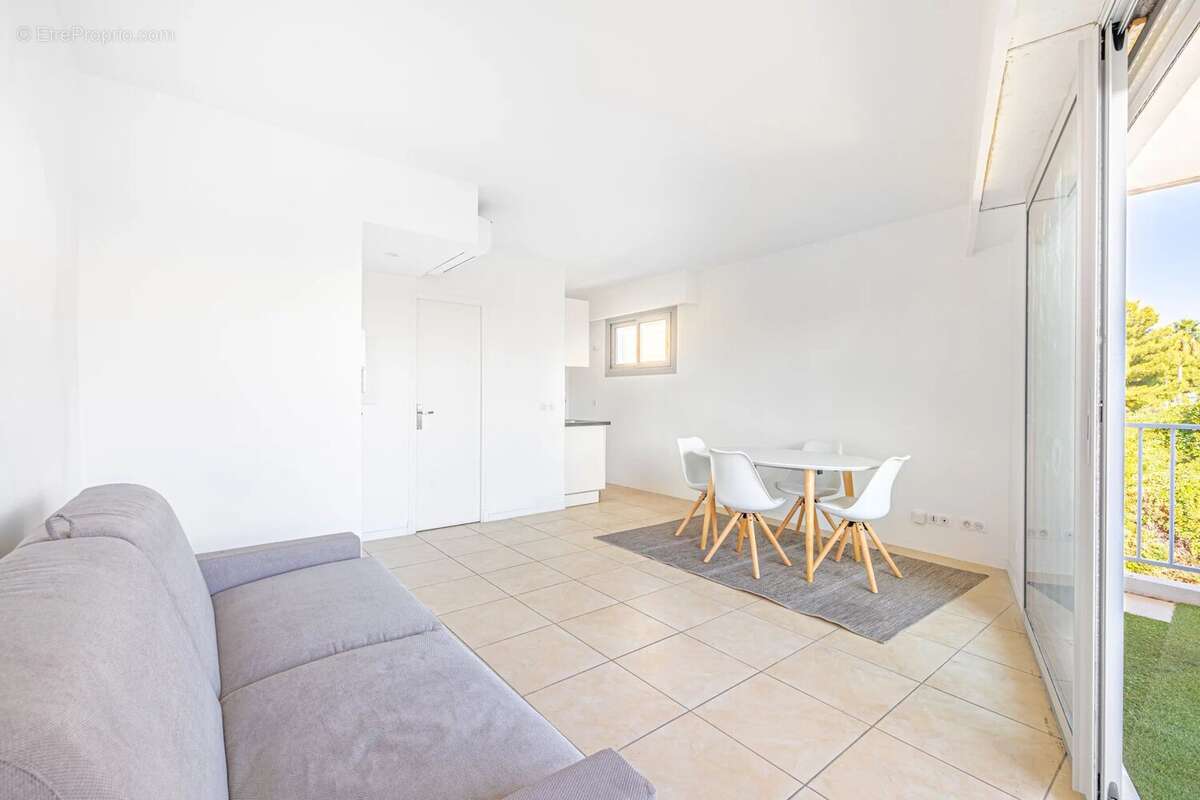 Appartement à SAINT-LAURENT-DU-VAR