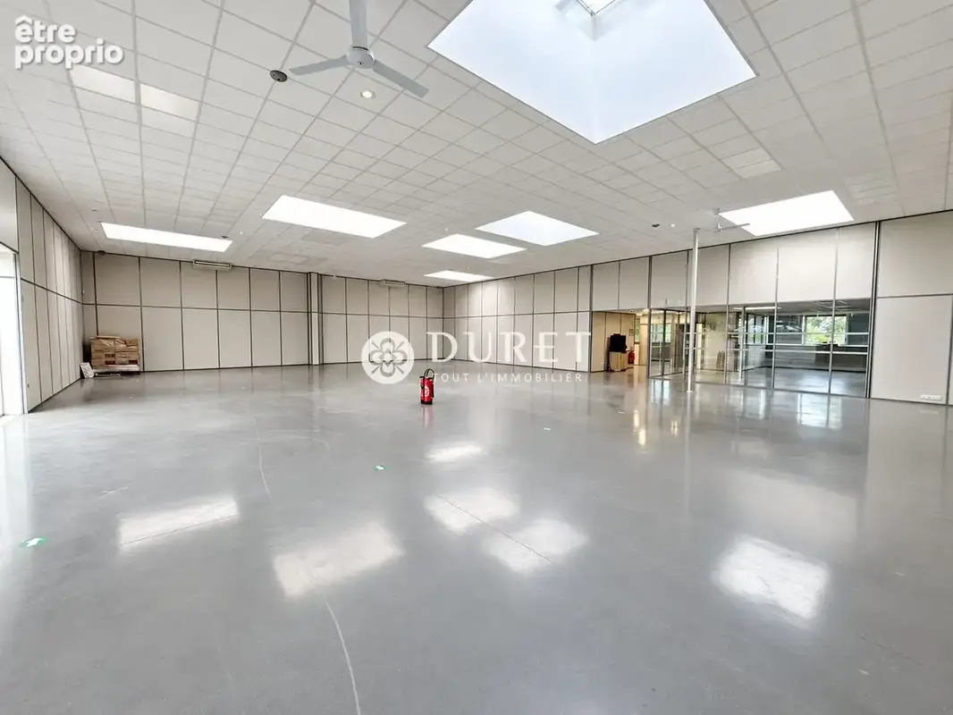Commerce 705 m² à vendre à Les Herbiers (85500) - photo 2