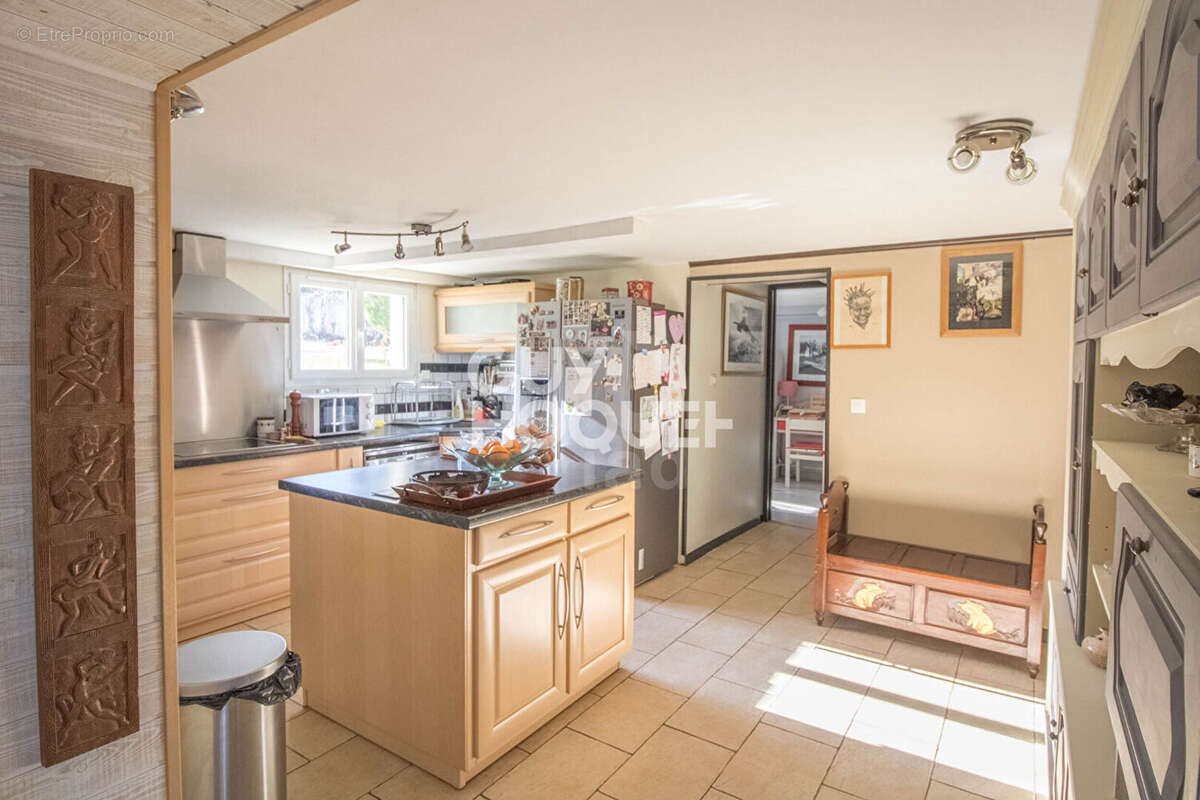EPÔNE - Grande maison familiale avec deux logements indépendants, dépendances et terrain de 1 258 m² - photo 13