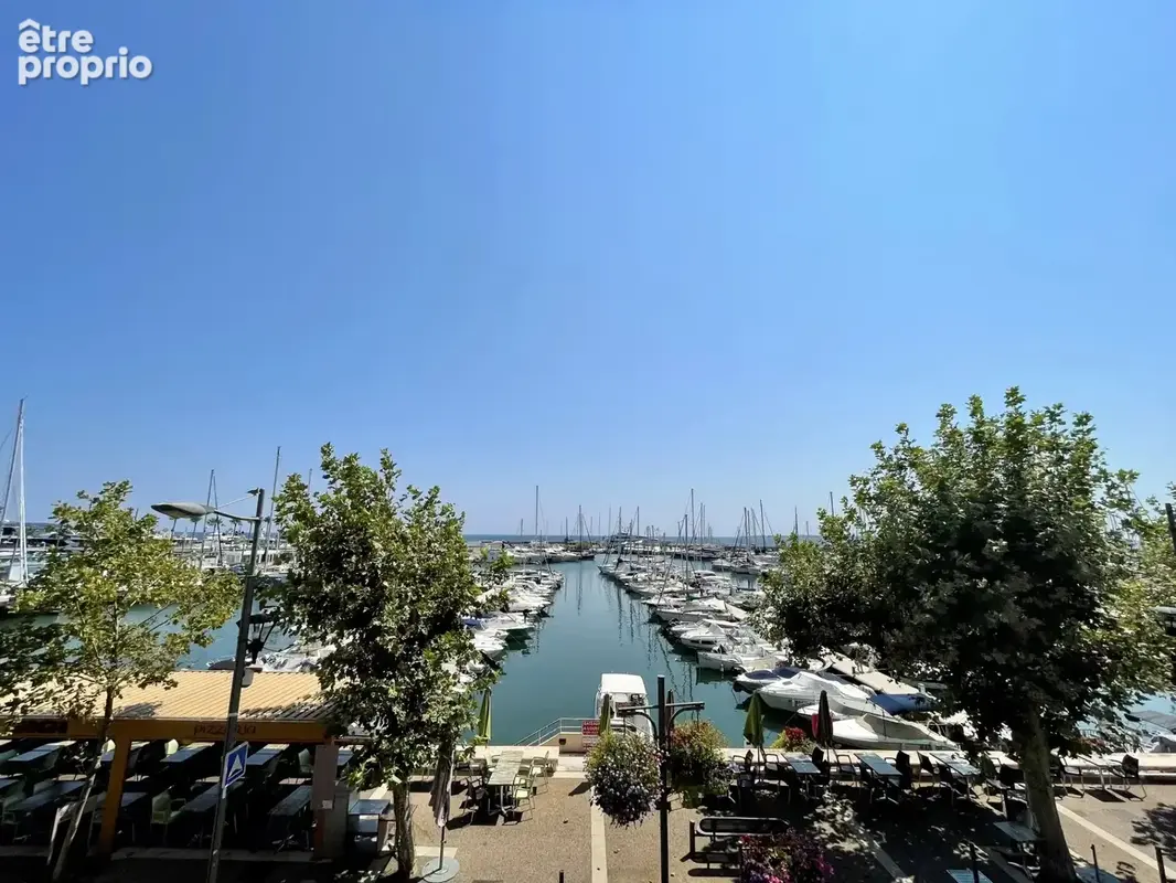 Appartement à vendre, rénové, proche port, vue mer avec terrasse - photo 2