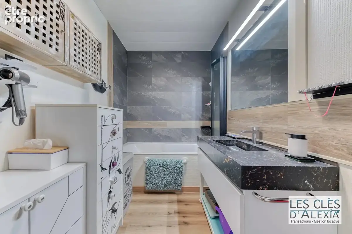Superbe appartement familial rénové avec balcon filant – Résidence de standing avec parc & tennis - photo 13