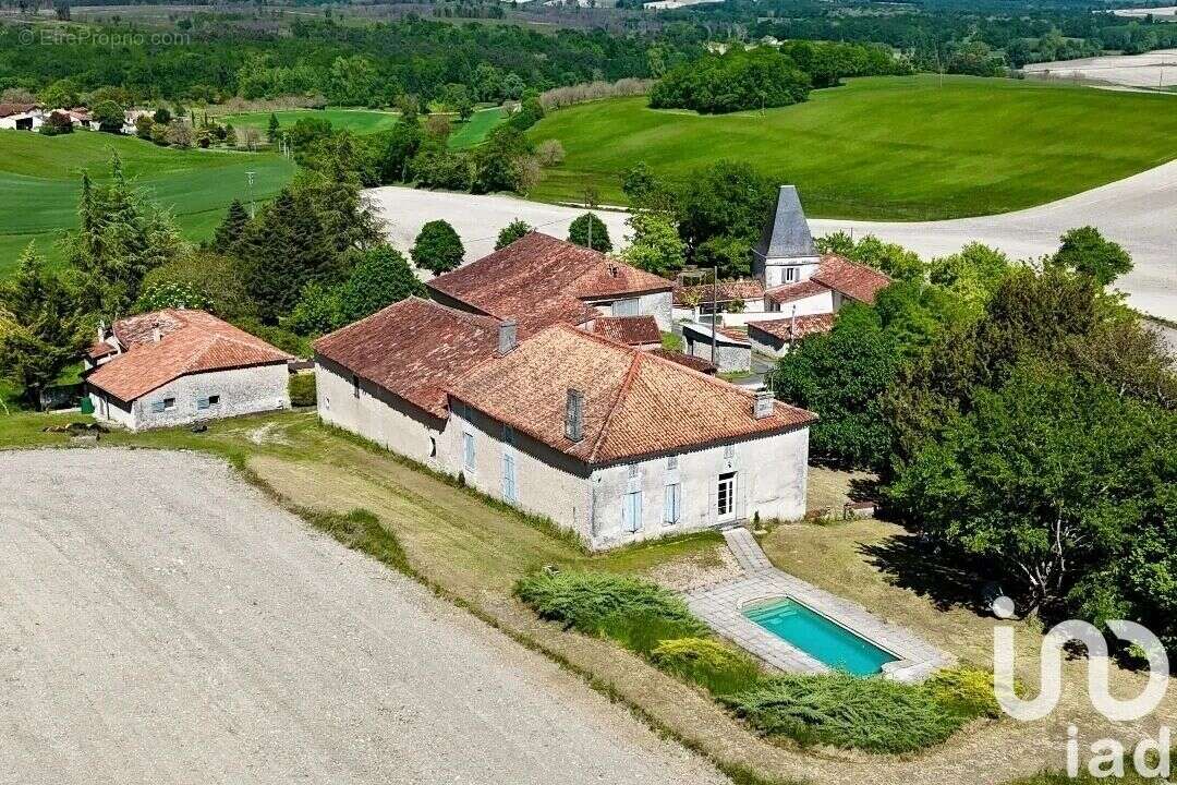 Maison 414 m² à Saint-Martial  - photo 2