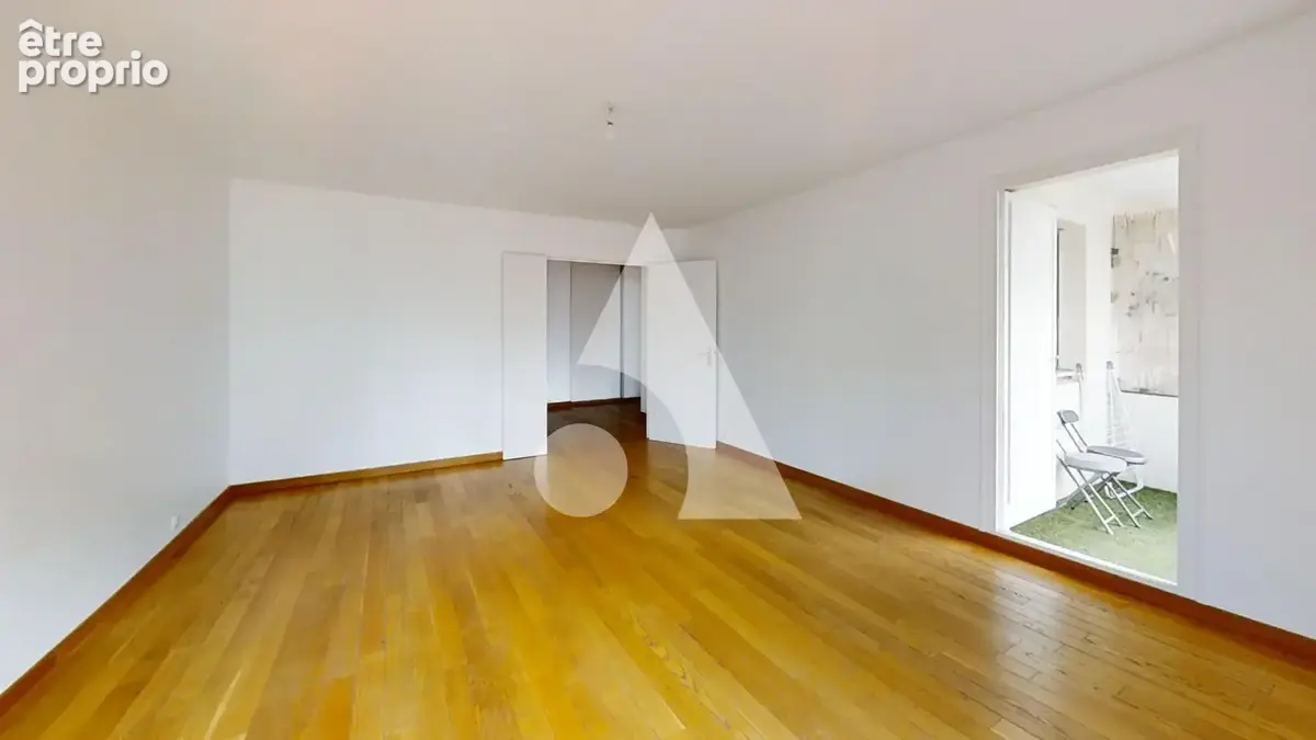 Appartement trois pièces avec balcon et cave Rue des Fauvelles 70 m2 - photo 2