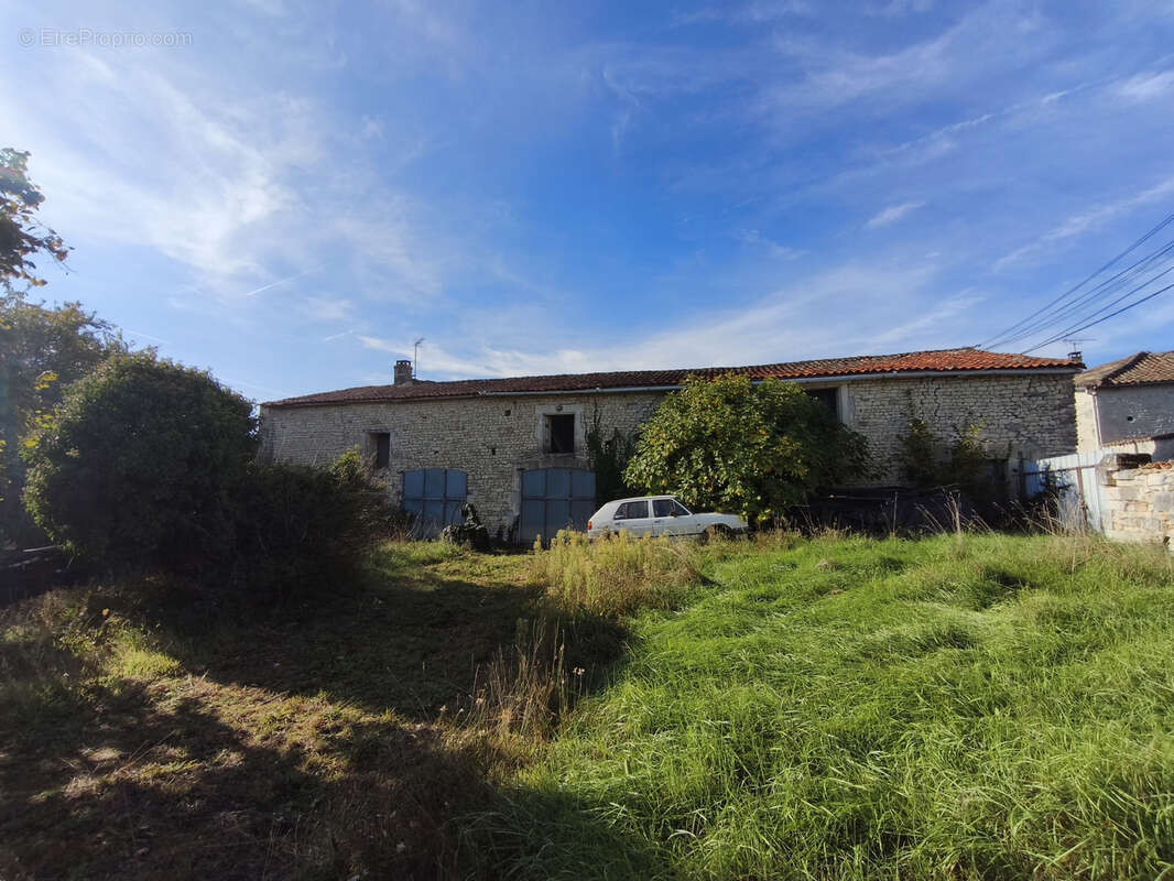 Maison à SAINT-GENIS-D&#039;HIERSAC