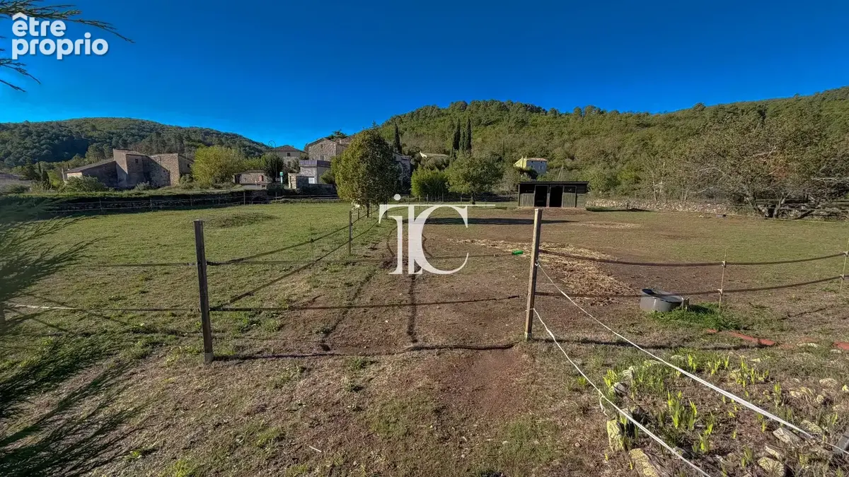 Propriété avec boxes, terrain clôturé et piscine sur 5 600 m² - photo 16