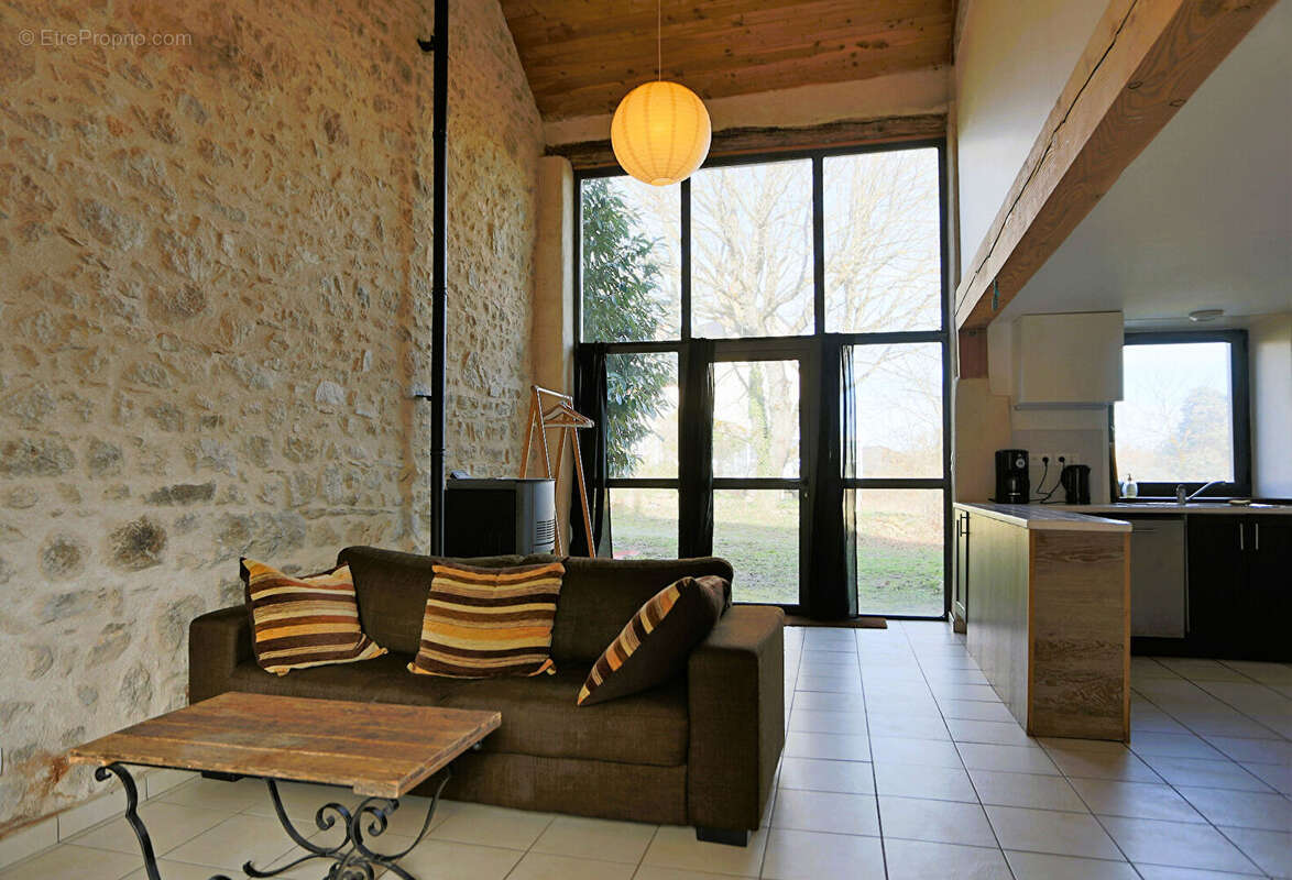 Propriété à Pouzol  composé d'une maison de 205m² et un gite de 92m² - photo 3
