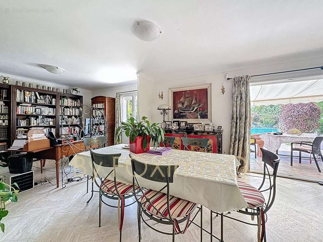 Antibes – Villa apercu mer, beaucoup charme avec potentiel,calme absolu, proche des commodités, jardin plat piscine. - photo 15