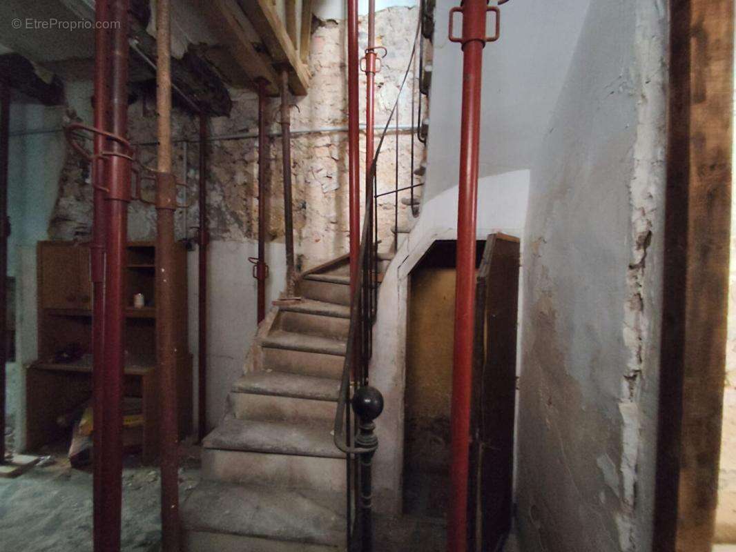 Narbonne centre, maison de 100 m2, R+2 - T5 avec garage, sous sol et jardin - photo 8