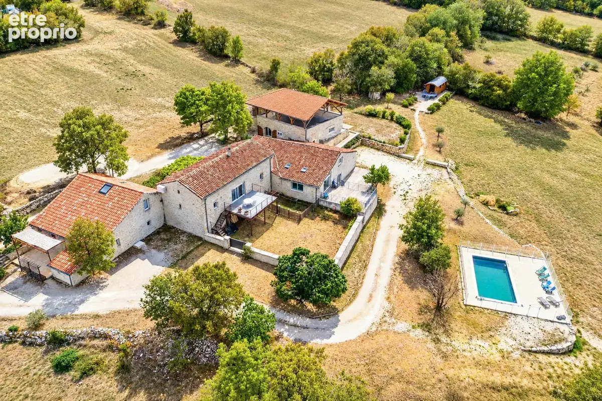 Terrain à usage résidentiel avec 2 annexes, 2 piscines et une cabane pour les bergers - photo 1